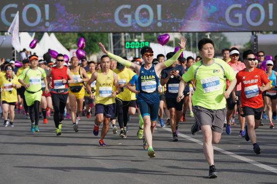 2018年5月13日，2018北京通州半程马拉松和2018中国（北京·通州）残疾人半程马拉松开跑，共有8000多名跑步爱好者参加，其中300余名选手参加了残疾人半程马拉松的比赛。新华社记者鞠焕宗摄