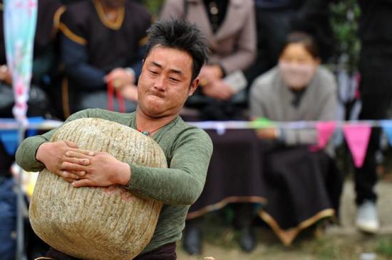 2018年3月30日，西藏林芝市巴宜区真巴村的村民在进行抱石头比赛。新华社记者张汝锋摄