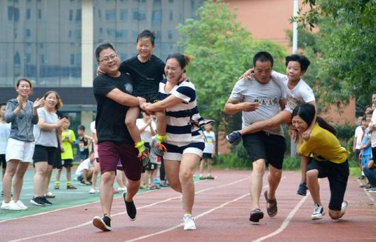 2018年7月17日，河北省邯郸市邯山区美的小学学生与家长共同参加“齐心协力”亲子比赛。新华社记者王晓摄