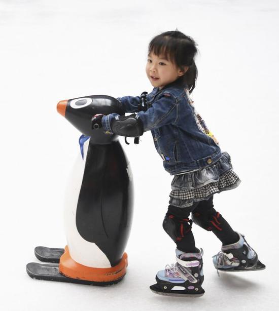 2018年4月6日，小朋友在重庆市渝北区新光天地商场内的滑冰场练习滑冰。新华社记者王全超摄