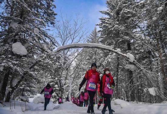 2018年2月4日，选手在吉林省和龙市老里克湖景区进行冰雪穿越徒步赛。新华社记者许畅摄