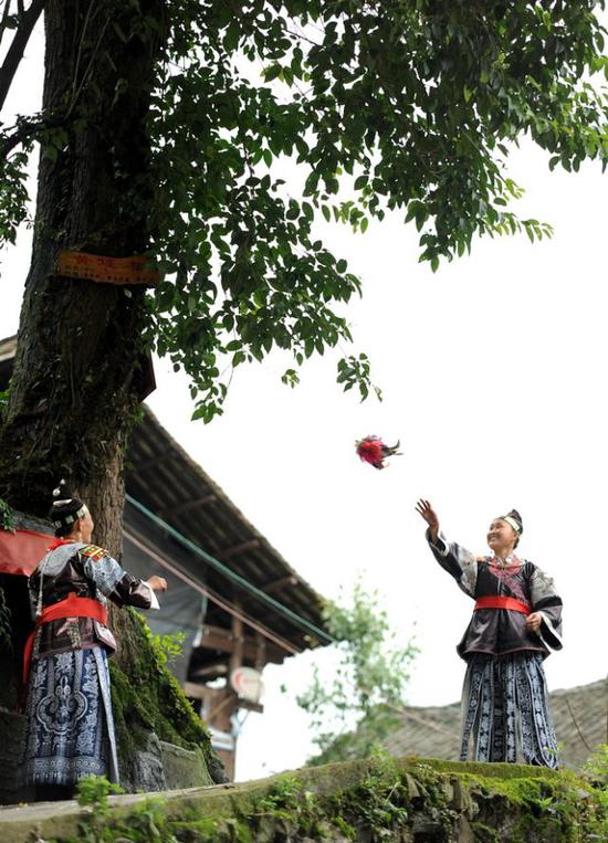 2017年7月12日，贵州省丹寨县龙泉镇高寨村的水族村民在进行打手毽活动。新华社发（黄晓海摄）