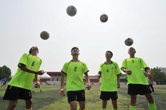 2018年7月5日，河北省沧县天狮中学足球队的学生参加暑假校园足球特色培训班训练。新华社记者牟宇摄