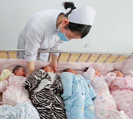 医院里的新生儿护理区。图/视觉中国